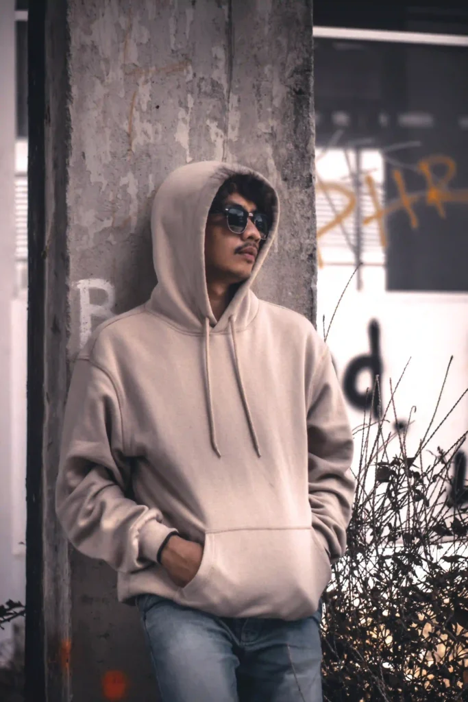 hoodie dan jeans untuk outfit pria ke kampus dan kuliah